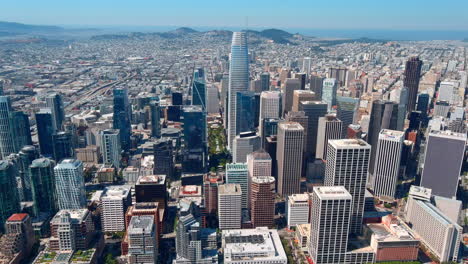 Día-Soleado-Sobre-El-Centro-De-San-Francisco-Con-Cielos-Azules-Claros,-Vista-Aérea