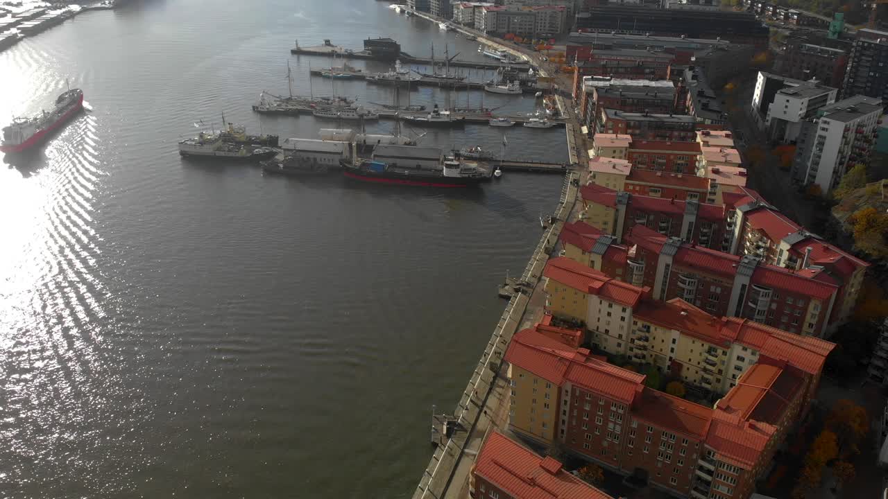 antena volando lentamente hacia adelante en la zona costera de eriksberg, gotemburgo
