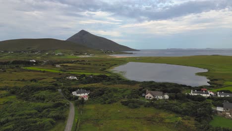 Achill-Island-–-Golden-Strand,-4K-Filmmaterial-Aus-Drohnenaufnahmen-–-Co