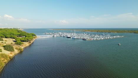 barcos amarrados en el puerto deportivo nuevo portil por el río piedra con un bosque verde en la orilla del río cerca de el rompido en huelva, españa