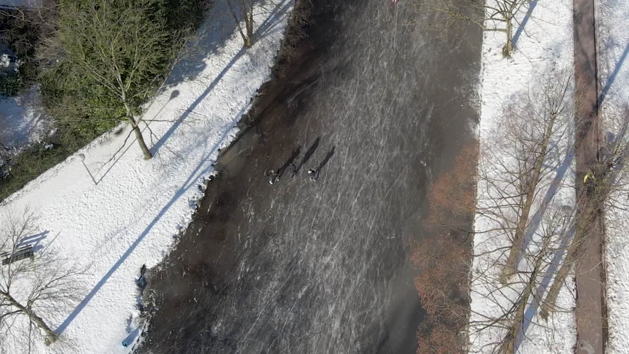 volando sobre personas patinando en un río congelado en los países bajos