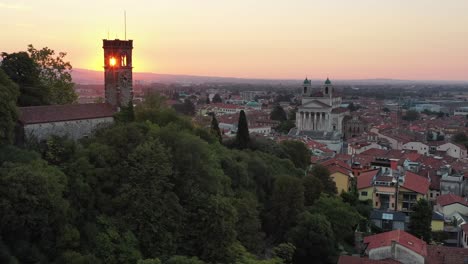 Stadt-Schio-Luftaufnahme-Bei-Sonnenaufgang-Der-Stadt-Und-Der-Kathedrale