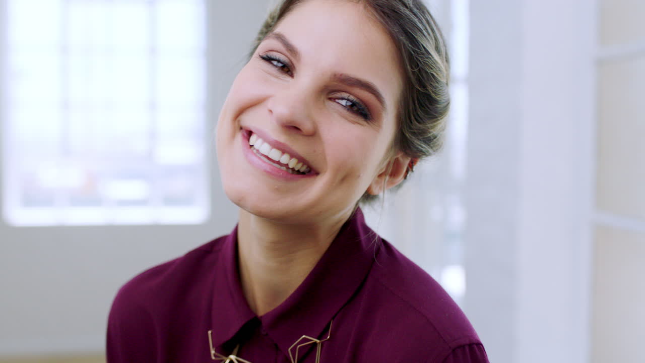 mujer feliz en la oficina moderna