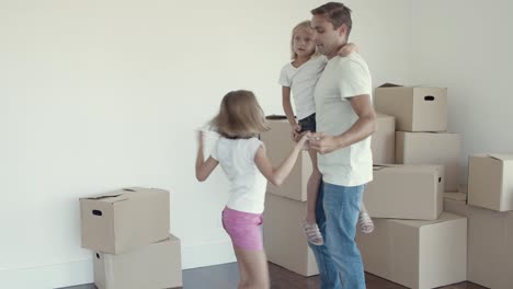 Papá-Feliz-Bailando-Con-Hijas