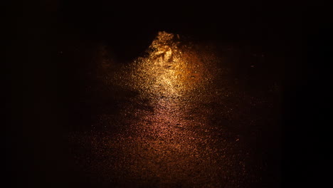 reflejando suelo de pavimento iluminado en la oscuridad
