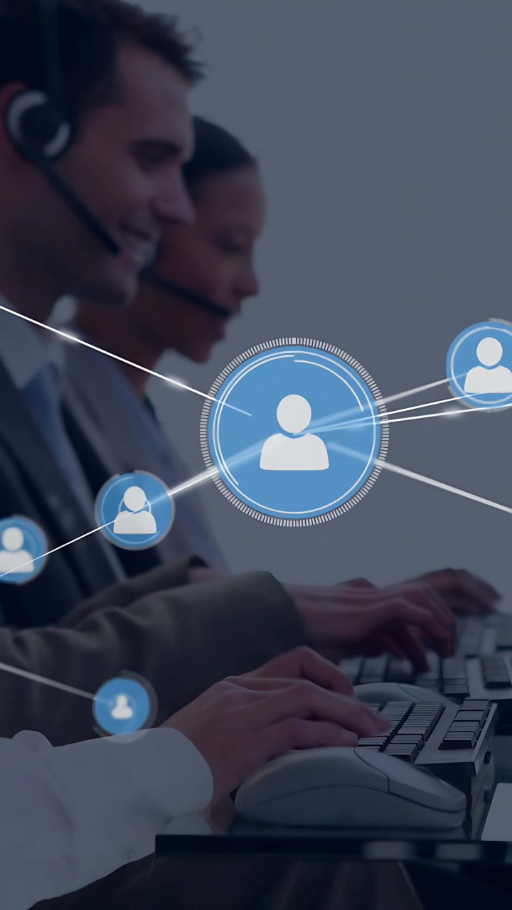 Video verticale: 3 operatori di call center che digitano e parlano mentre un'icona blu di hub appare mappando la rete