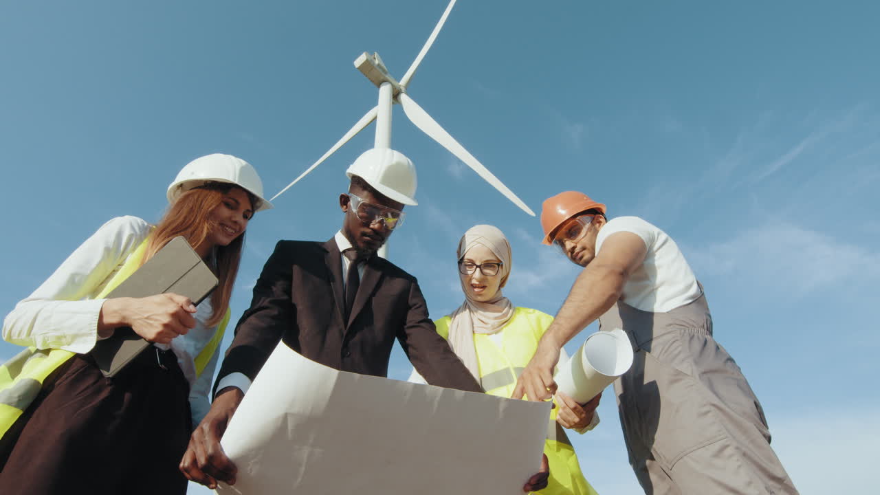 equipo de ingenieros discutiendo el proyecto de la turbina eólica