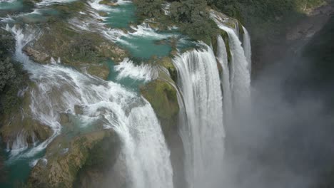 órbita-Aérea-Alrededor-De-La-Parte-Superior-De-La-Cascada-De-Agua-Con-Niebla-Elevándose-En-El-Cañón-Desde-La-Cascada-Tamul-México