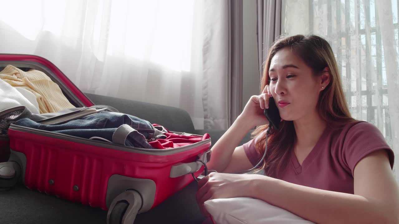 mujer revisando seriamente antes de viajar el nuevo viaje normal necesita una máscara facial