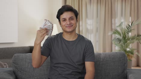 Hombre-Indio-Feliz-Usando-Dinero-Como-Ventilador