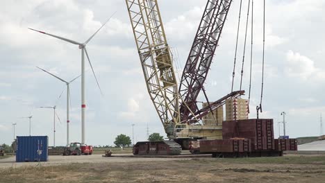 la grúa utilizada para la construcción de un molino de viento