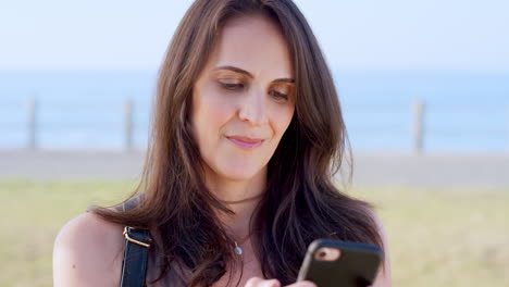 Verano,-Teléfono-Y-Mujer-Con-Sonrisa-Junto-Al-Mar