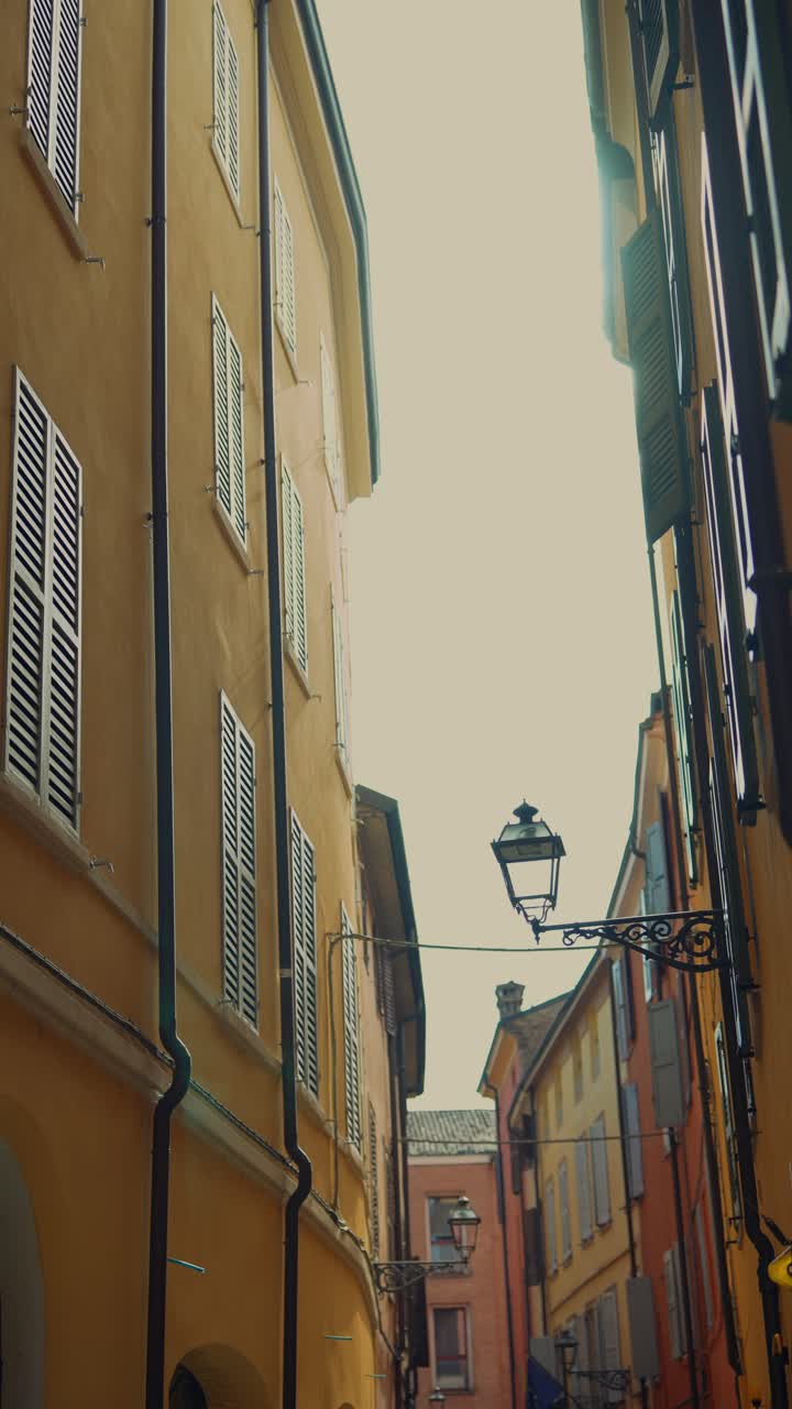 Incantevole Vicolo Italiano con Luce Solare e Lampada Vintage