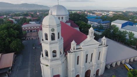 un paisaje majestuoso y resplandeciente que gira la vista de drones sobre una iglesia basílica de la ciudad que tiene río y montañas, batangas, filipinas