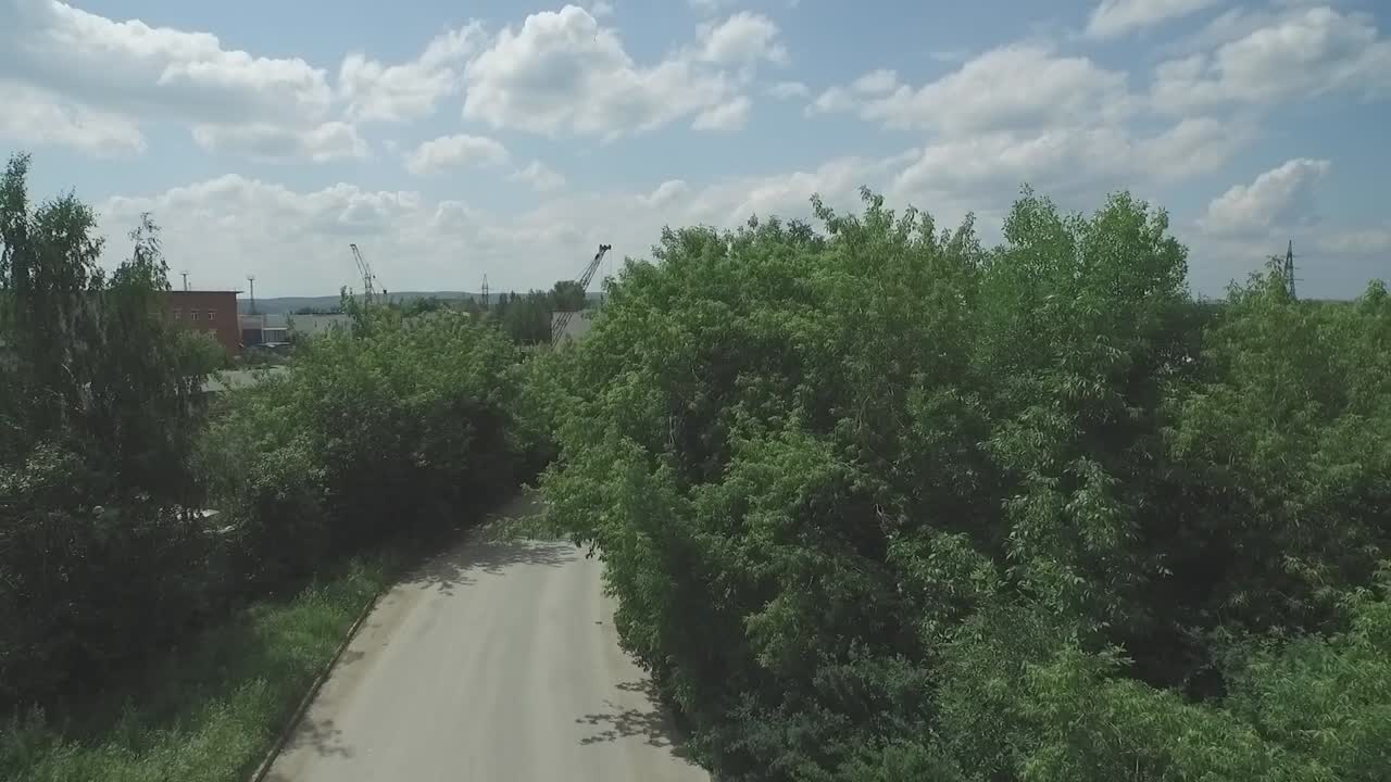 열차 트랙과 나무가 있는 산업 지역