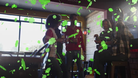 animación del día de san patricio trébol verde cayendo sobre diversos amigos divirtiéndose en la fiesta.