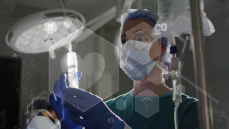 animación de ritmo cardíaco e iconos médicos sobre una cirujana caucásica preparando una bolsa de goteo