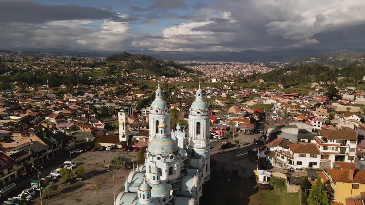 drone sobre la ciudad de cuenca: viaje visual ecuatoriano