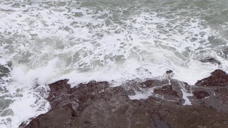 Pequeñas-Olas-Golpeando-Rocas