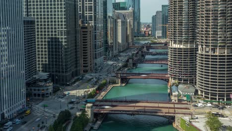 en el centro de chicago, los barcos del río y el tráfico son un lapso de tiempo.