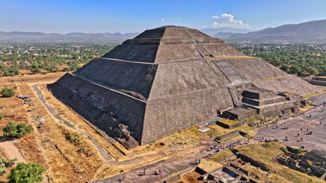 teotihuacan mexico aerial v2 spectaculaire drone vliegt rond de historische monumentale piramide van de zon en legt de details van de gevel van het gebouw vast - geschoten met mavic 3 cine - december 2021