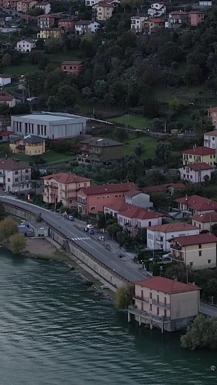 Splendida vista aerea di un incantevole borgo italiano sulle Alpi