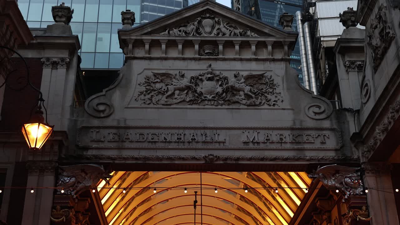 Hall de entrada do edifício Leadenhall Market, praça de alimentação externa.