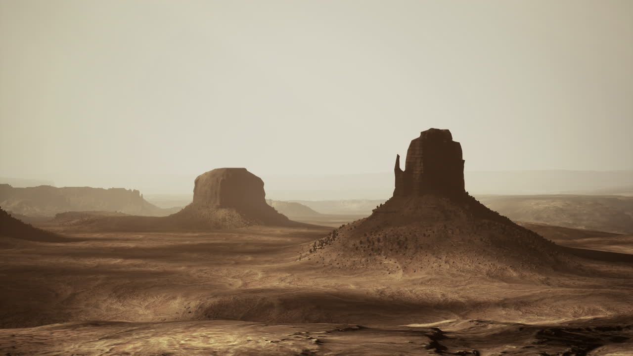 Vista mozzafiato della Monument Valley illuminata dalla luce soffusa del sole al tramonto
