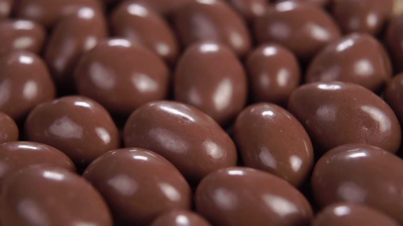 Palline di cioccolato in primo piano. Macro