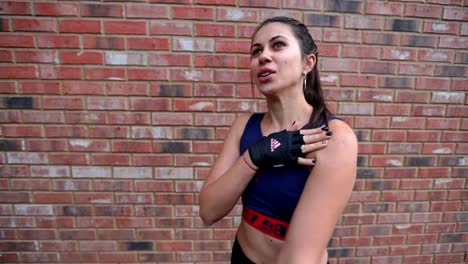 joven morena chica deportiva haciendo ejercicio de estiramiento de brazos