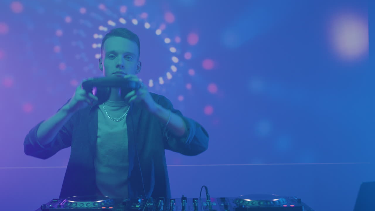 dj mezclando canciones en la discoteca