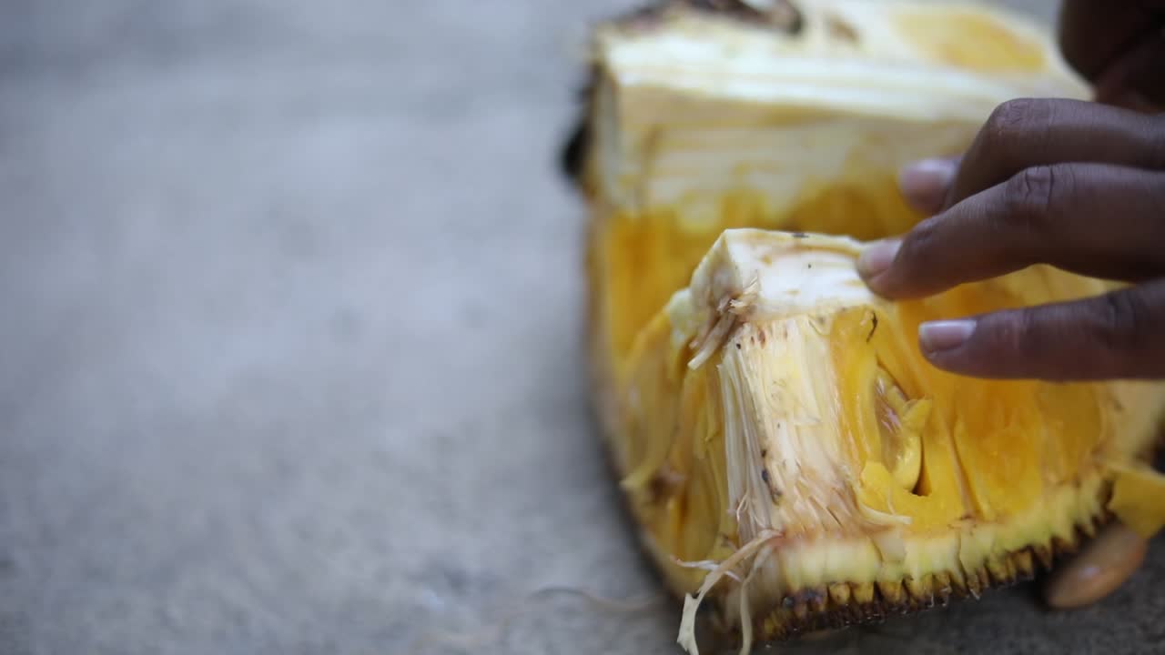 잭 과일을 자르는 인도네시아 남자의 손에 든 슬로우 모션 샷