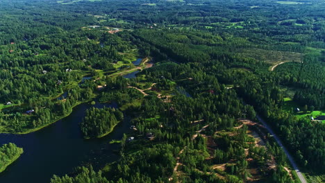 Exuberante-Paisaje-Boscoso-Verde-Con-Lago-En-El-Pueblo-De-Amatciems,-Letonia