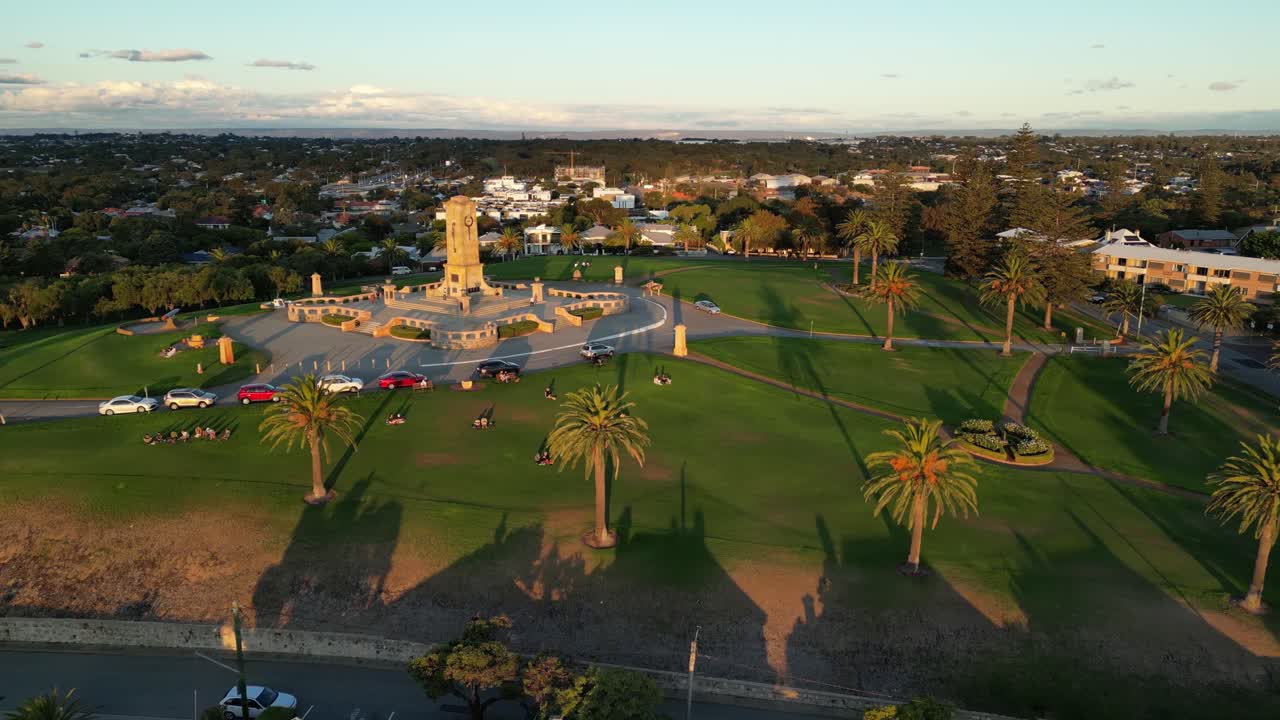 vista aérea que muestra el famoso monumento de guerra de fremantle en monument hill durante la puesta de sol, australia occidental