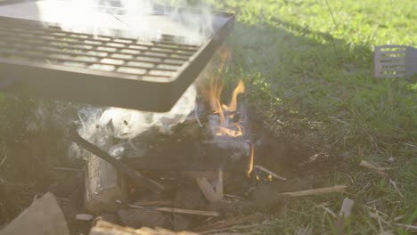 Langsame-Bewegung-Um-Offene-Lagerfeuerflammen-Und-Einen-Grill