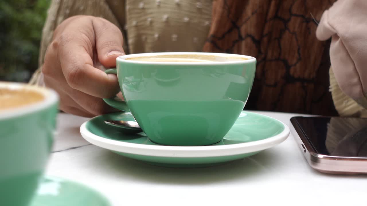 mujer disfrutando de un café al aire libre