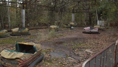 autos de choque en el parque de atracciones abandonado de pripyat en la zona de exclusión de chernobyl en pripyat, ucrania