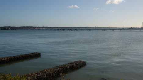 Muelle-Ferroviario-De-Hythe-Con-Ferry-Catamarán-Al-Fondo,-Tomado-Desde-Hythe-Marina