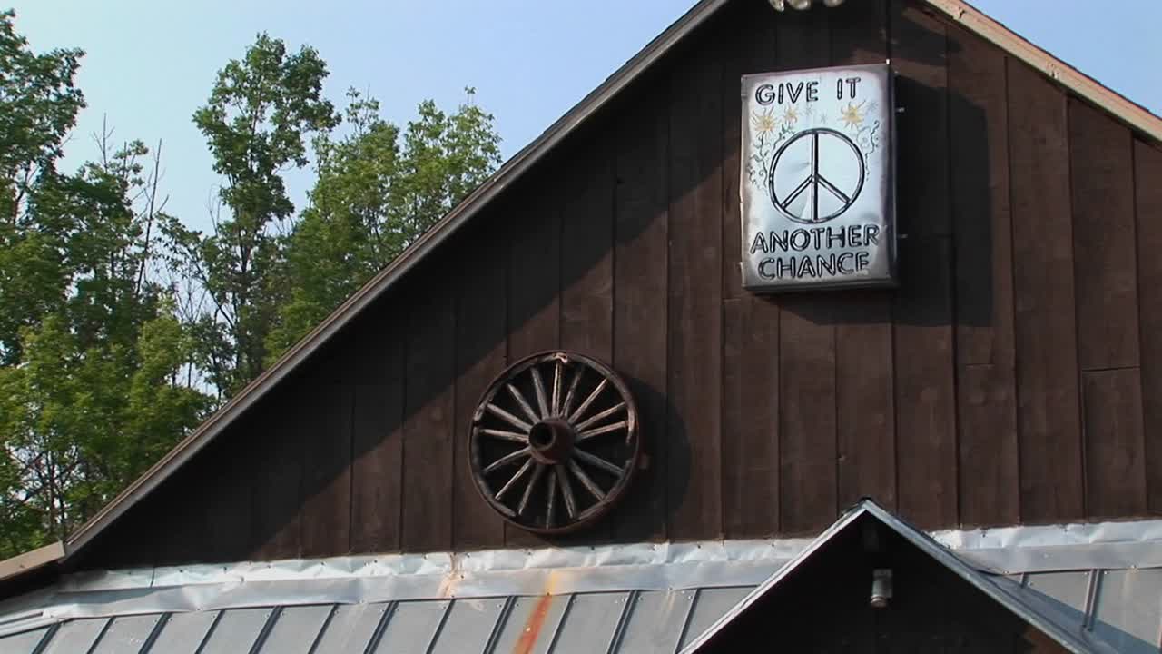 un granero marrón con un signo de paz en woodstock nueva york 1