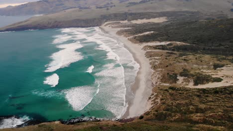 bahía de las moscas de arena en la órbita aérea de la península de otago