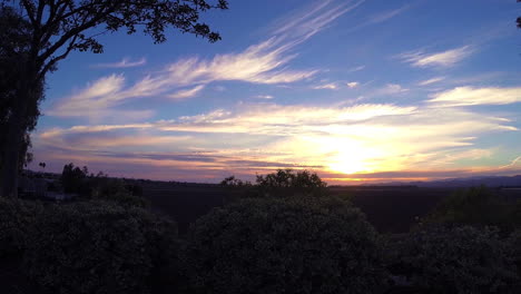 Dolly-Disparó-A-Través-De-Una-Zona-Rural-Al-Atardecer