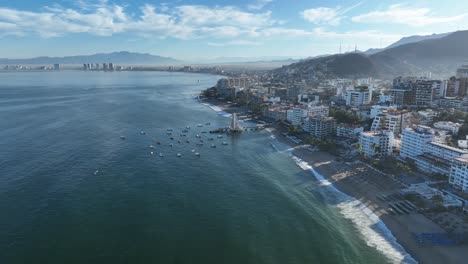 Playa-De-Los-Muertos-Strand-Und-Pier-In-Der-Nähe-Des-Berühmten-Puerto-Vallarta-Malecon,-Dem-Größten-öffentlichen-Strand-Der-Stadt