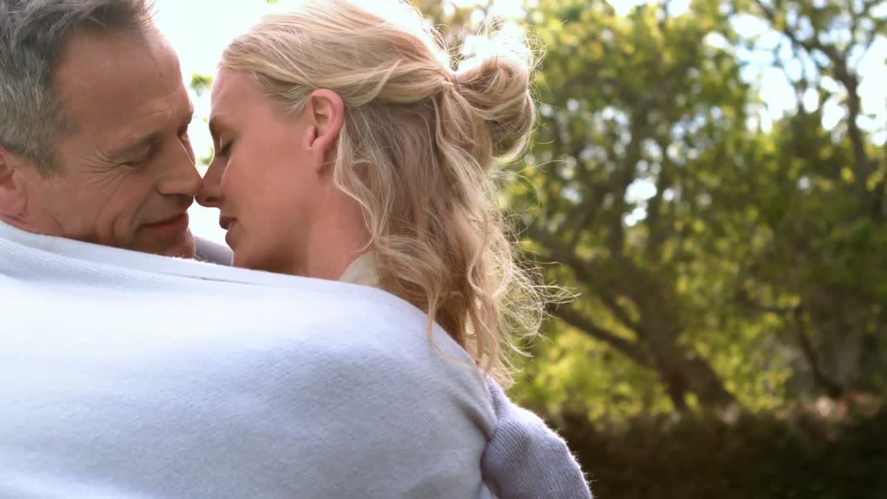 pareja adulta abrazándose y abrazándose