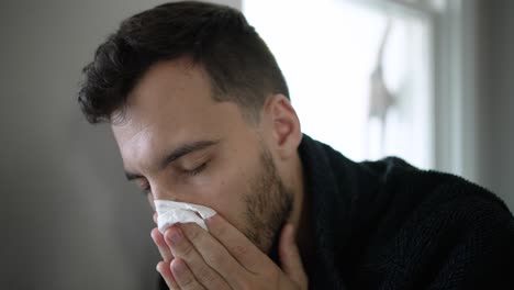 Joven-Blanco-Enfermo-En-Casa-Con-Covid,-Tosiendo,-Sonándose-La-Nariz