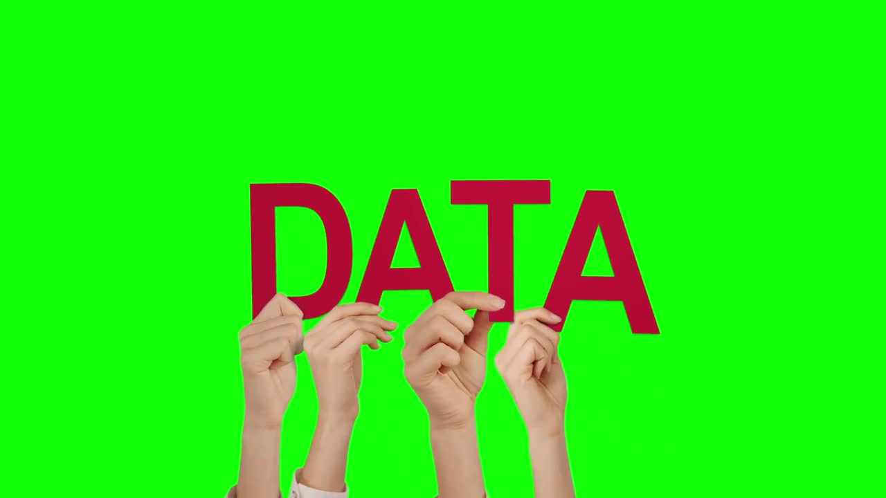 manos sosteniendo los datos