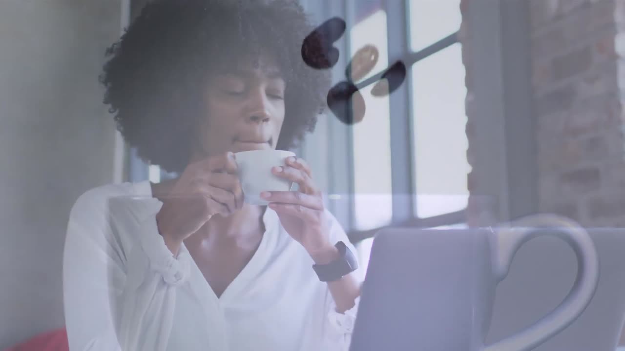 animación de una taza con semillas de café sobre una mujer afroamericana bebiendo café.