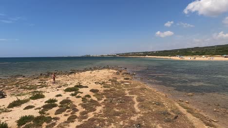 Mann-Fliegt-Wirbelnden-Spielzeugdrachen-Am-Strand-An-Einem-Heißen-Sonnigen-Sommertag