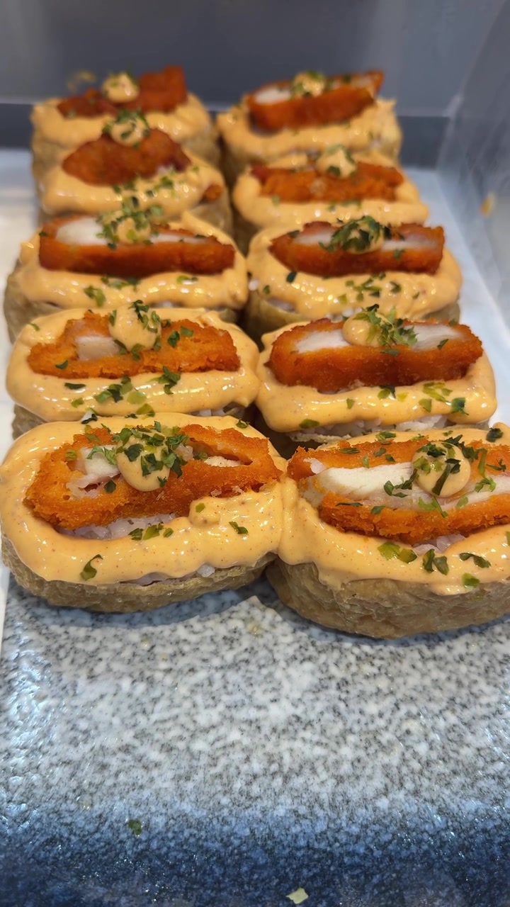 Sushi Inari con Pollo Katsu Fritto e Salsa Cremosa
