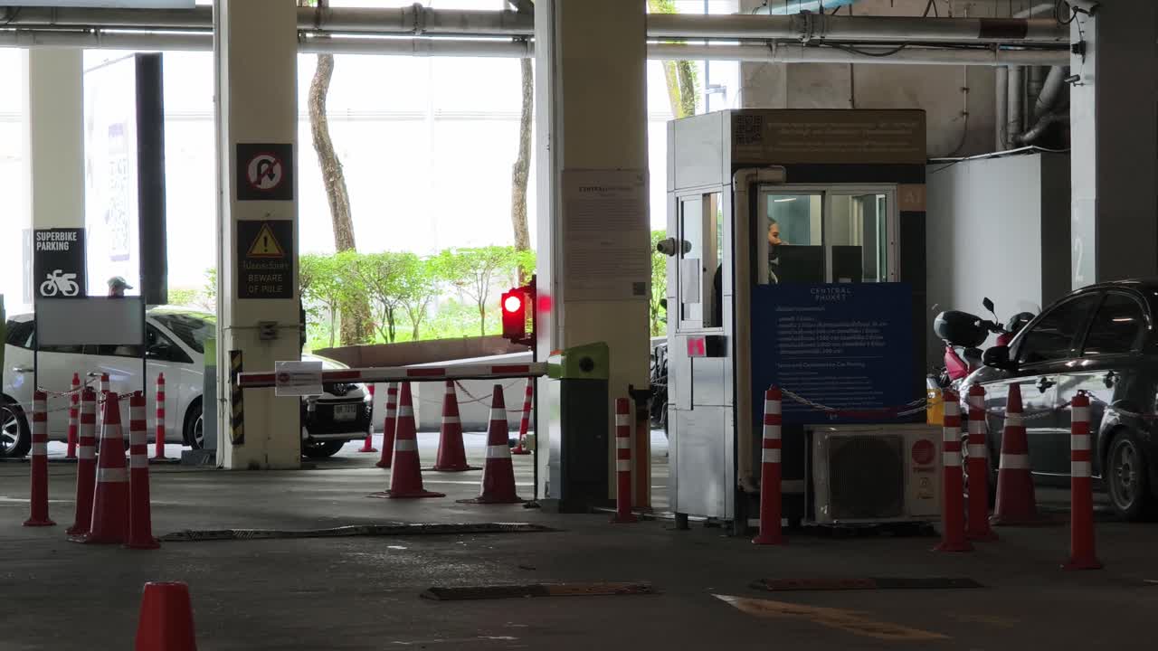 보안 부스와 함께 주차장 입구