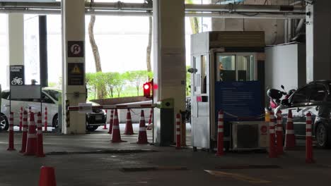 entrada del garaje con cabina de seguridad